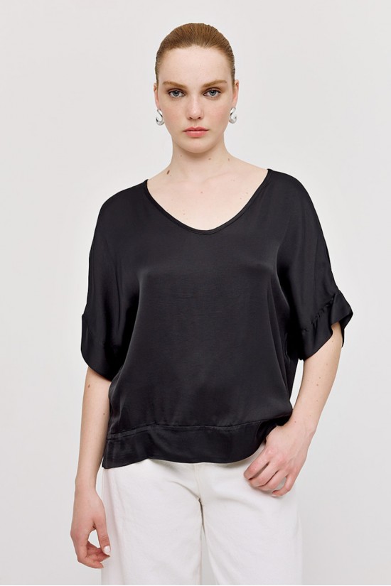 Γυναικεία μαύρη κοντομάνικη σατέν μπλούζα - Access 43-8015