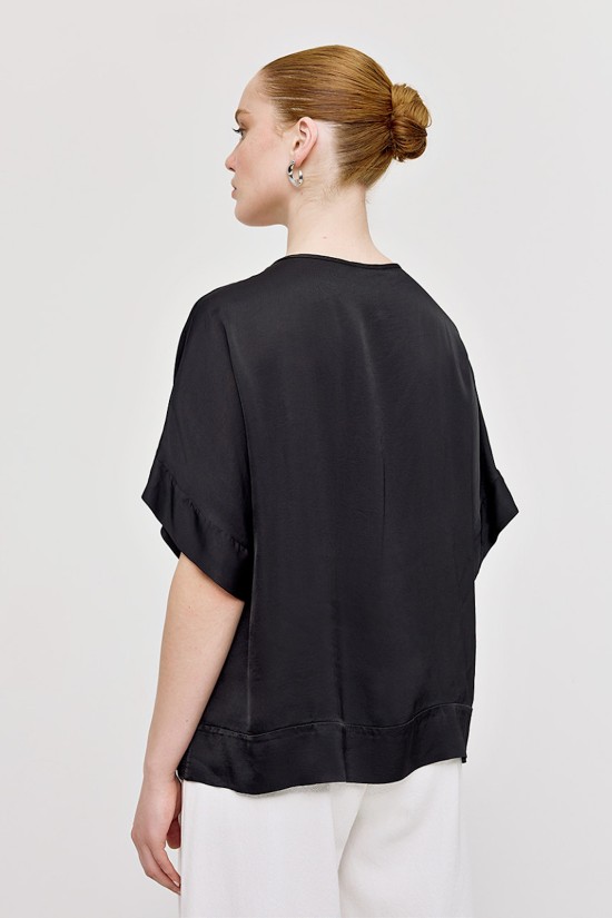 Γυναικεία μαύρη κοντομάνικη σατέν μπλούζα - Access 43-8015