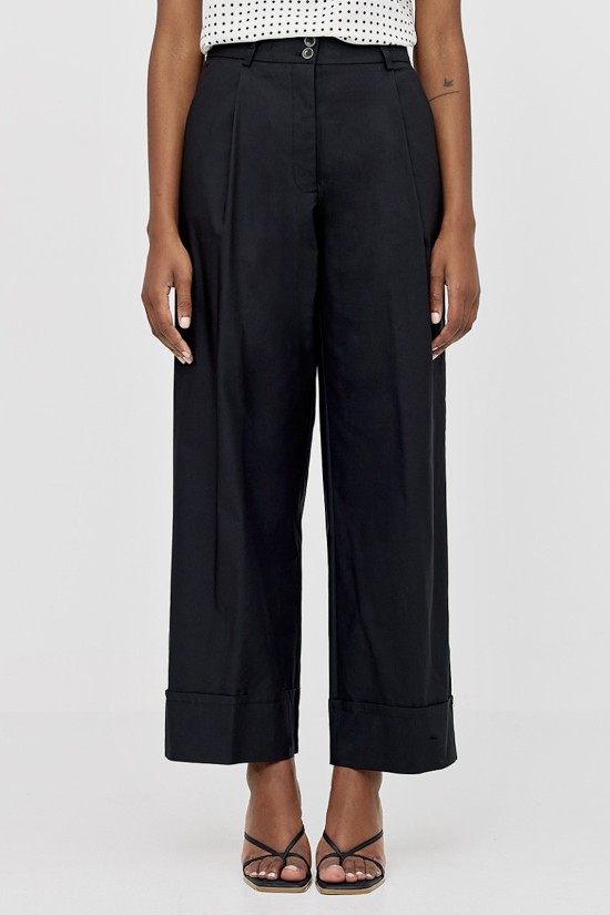 Γυναικείο μαύρο παντελόνι κοντό με πιέτες - Eight 43-5093