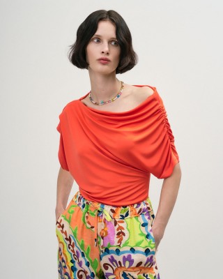 Ντραπέ μπλούζα με ασύμμετρη λαιμόκοψη - 33-2232