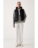Γυναικείο μαύρο αμάνικο μπουφάν - DKNY DP6V3145 Γυναικείο μαύρο αμάνικο μπουφάν - DKNY DP6V3145