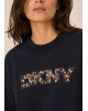 Γυναικείο μαύρο φούτερ με λεοπάρ λογότυπο - DKNY DP6T1829 Γυναικείο μαύρο φούτερ με λεοπάρ λογότυπο - DKNY DP6T1829