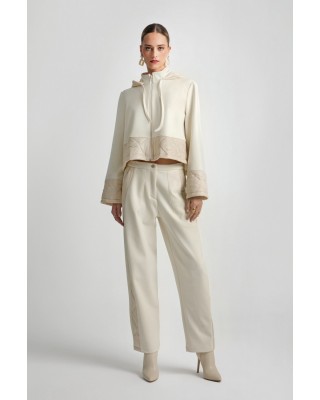 Γυναικεία εκρού cropped ζακέτα με καπιτονέ λεπτομέρειες - Moutaki 25.01.114 Γυναικεία εκρού cropped ζακέτα με καπιτονέ λεπτομέρειες - Moutaki 25.01.114