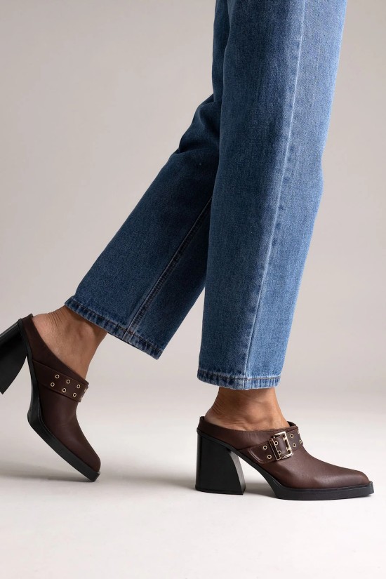 Γυναικεία δερμάτινα καφέ mules - IRIS Teo106