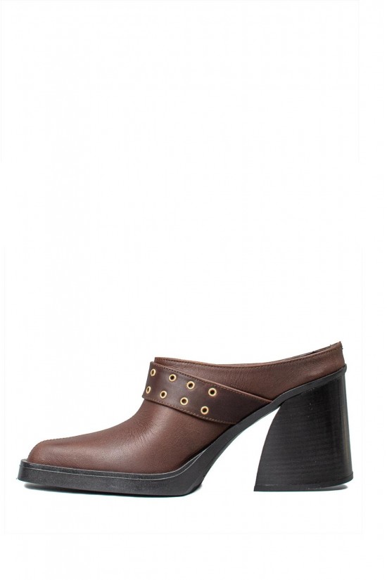 Γυναικεία δερμάτινα καφέ mules - IRIS Teo106