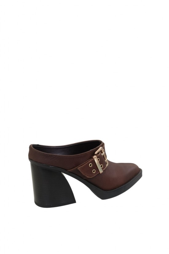 Γυναικεία δερμάτινα καφέ mules - IRIS Teo106