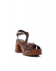 Γυναικεία καφέ δερμάτινα πέδιλα - Arezzo A1389600010002
