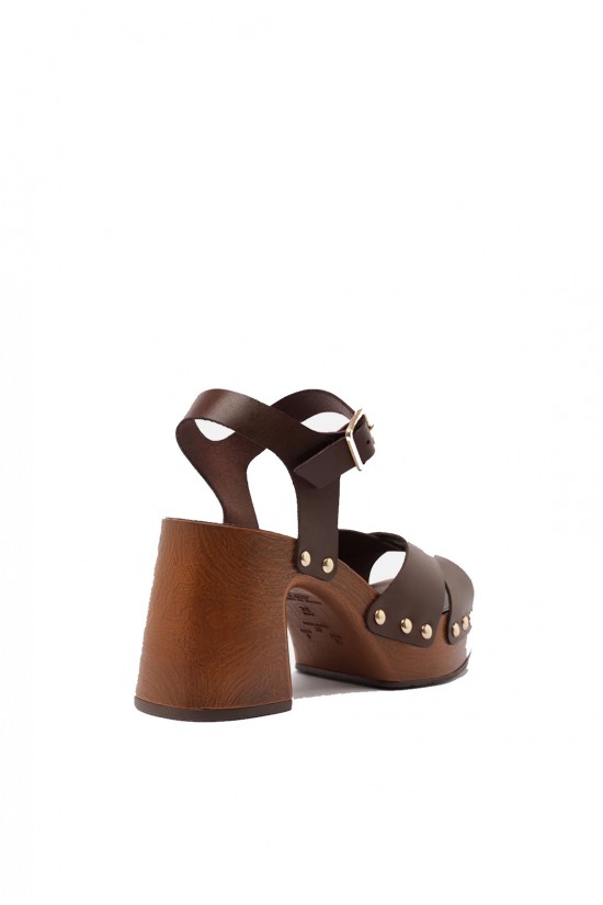 Γυναικεία καφέ δερμάτινα πέδιλα - Arezzo A1389600010002