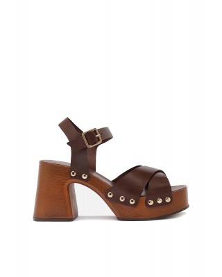 Γυναικεία καφέ δερμάτινα πέδιλα - Arezzo A1389600010002