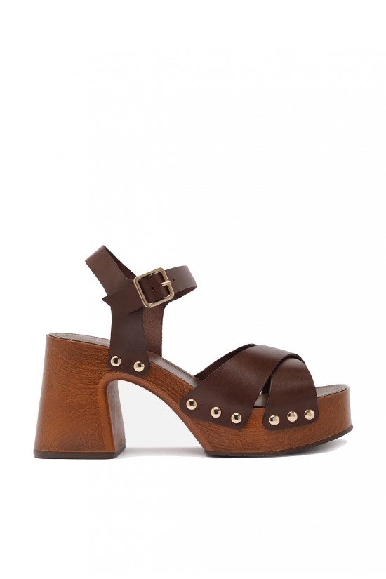 Γυναικεία καφέ δερμάτινα πέδιλα - Arezzo A1389600010002